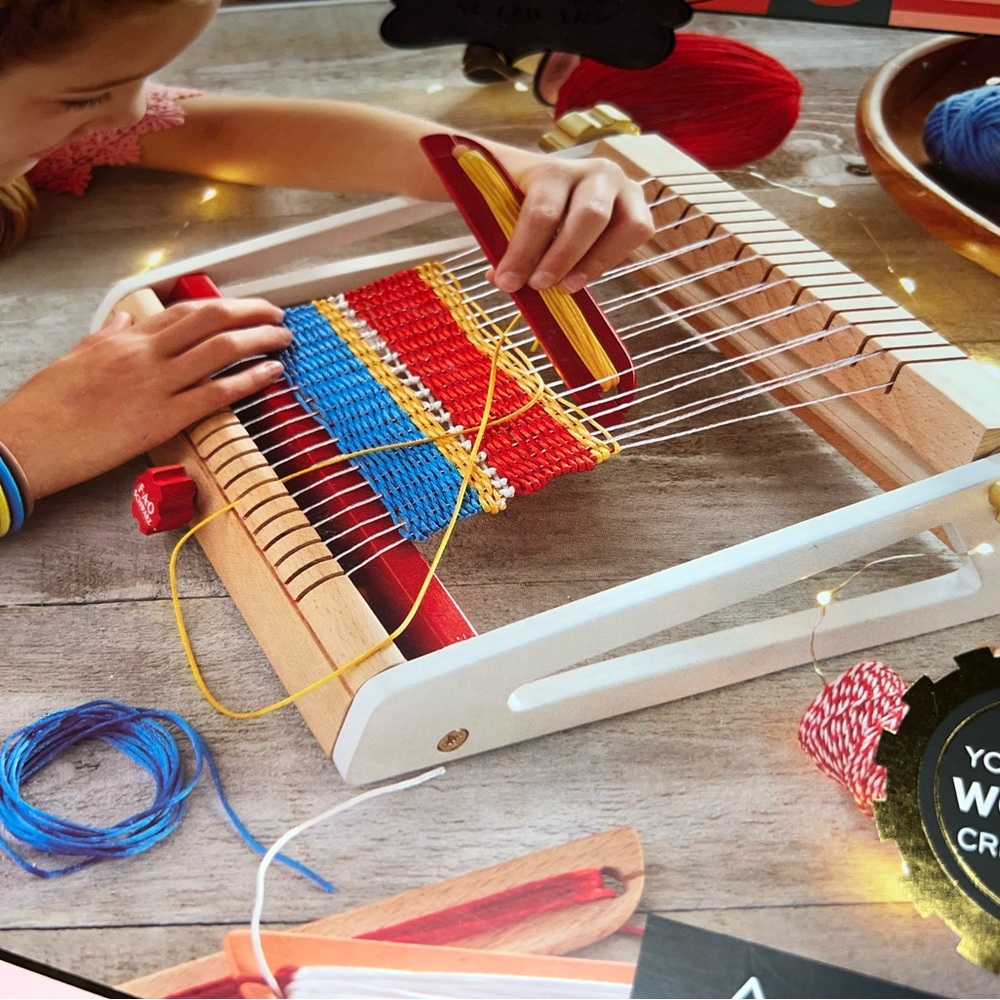 NEW FAO SCHWARTZ Wooden Craft Weaving Loom 8 piece Set